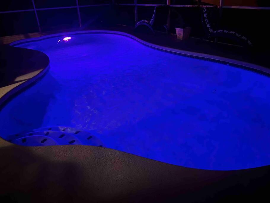 Beautiful Near Disney, Heated Pool, Bbq, 4 Bedrooms Holiday home Kissimmee