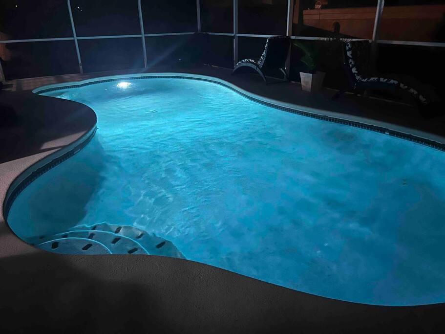 Beautiful Near Disney, Heated Pool, Bbq, 4 Bedrooms Kissimmee