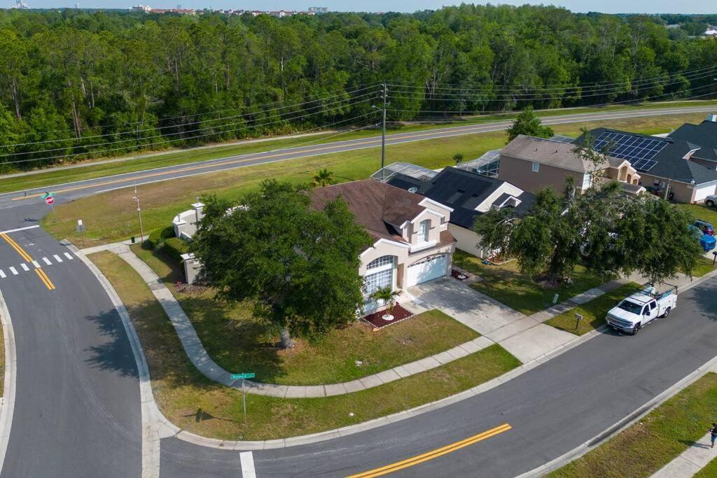 Beautiful Near Disney, Heated Pool, Bbq, 4 Bedrooms Kissimmee